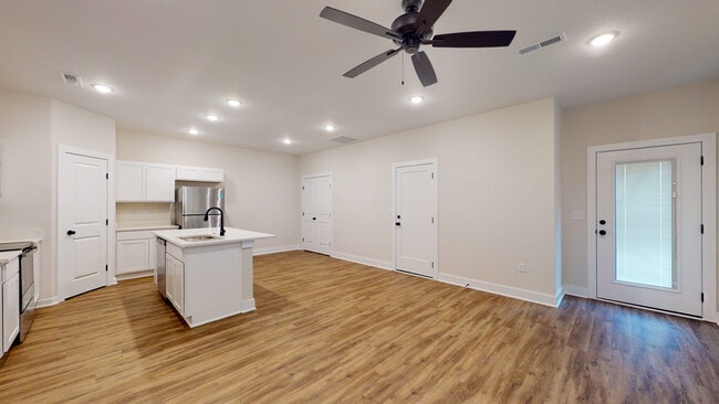 Foto del edificio - 1119 N Broadview Ln