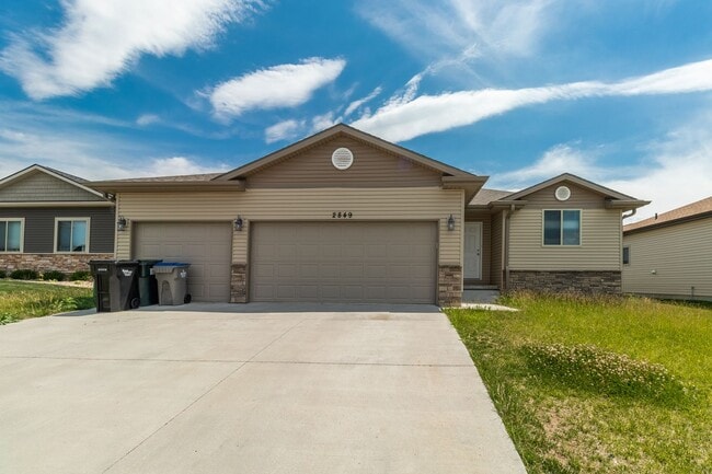 Building Photo - Beautiful Newer Home In South Lincoln
