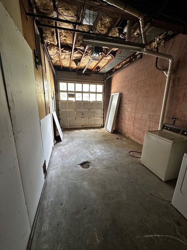 Building Photo - 215 McElroy Ave