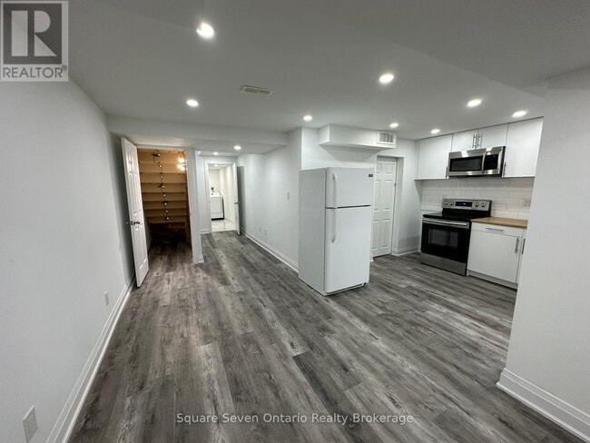 Building Photo - 16 Napoleon Cres