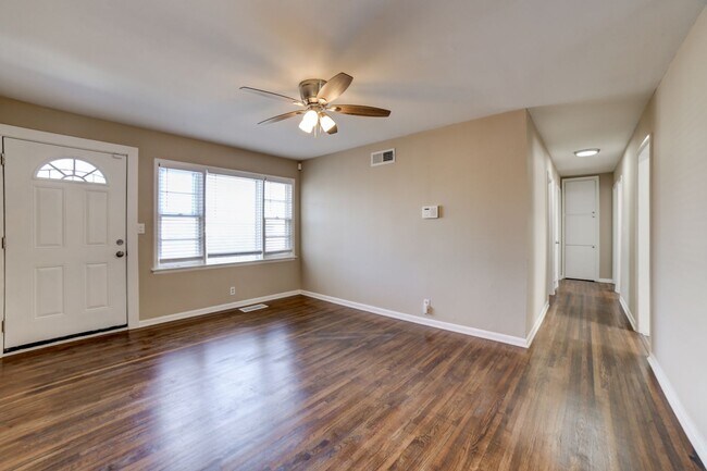 Building Photo - Remodeled 4 Bed 1 Bath!
