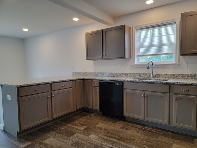 Building Photo - 122 Robert Cir