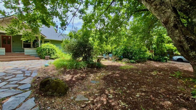 Building Photo - Spacious 3 Bed Southwest Portland Home with a Huge Backyard!