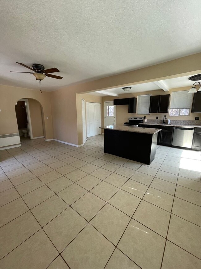 Building Photo - 615 Willow St