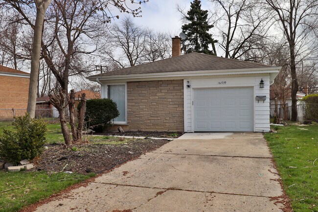 Building Photo - 16039 Marian Dr