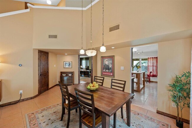 Building Photo - 8401 Los Ranchos Dr
