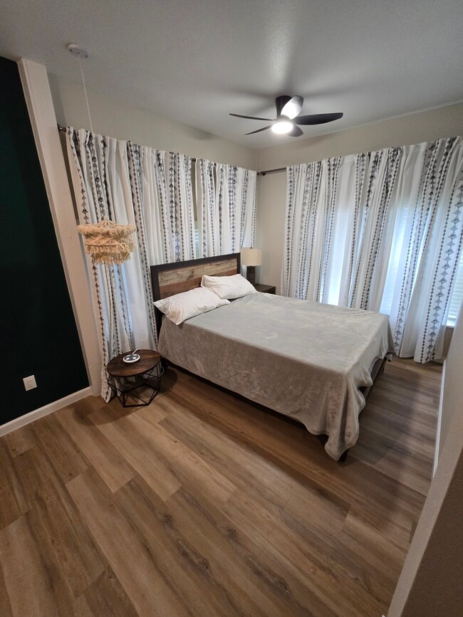 Building Photo - 1217 E Lamar St