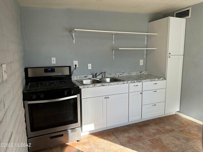 Foto del edificio - 5737 E 24th St