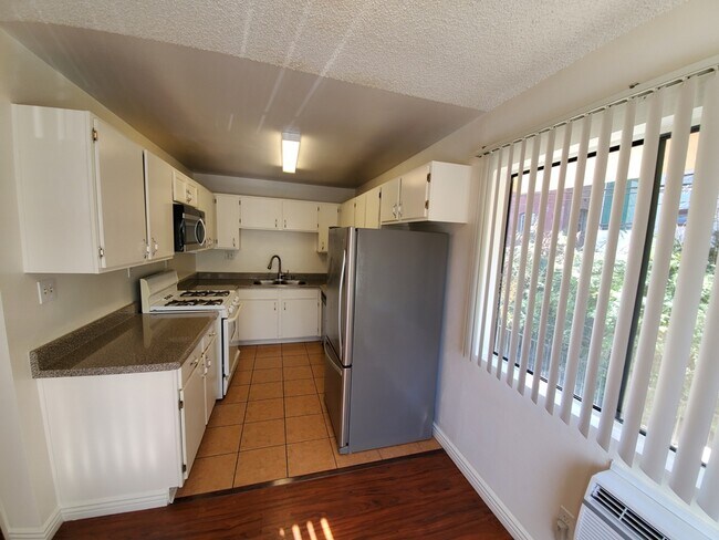 Kitchen - 346 S Wilton Pl