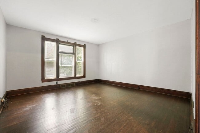 Foto del edificio - NEW LISTING -5 BEDROOM HOUSE!