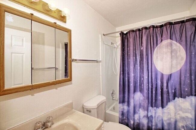 Foto del edificio - 2 Bedroom Apartment in Clifton - $1150
