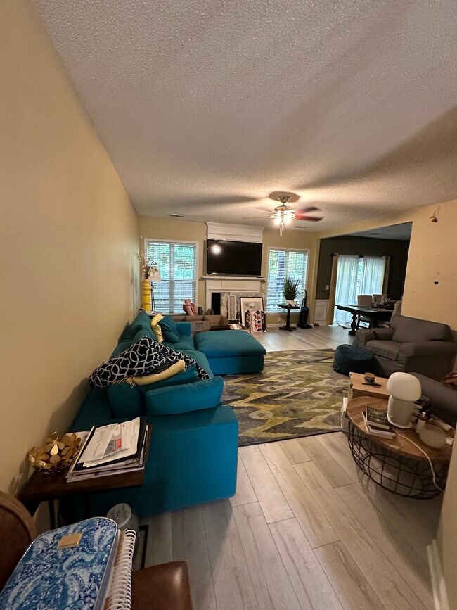 Foto del edificio - 4190 Royal Regency Cir NW