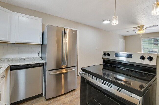 Building Photo - 1512 Broadmoor Dr