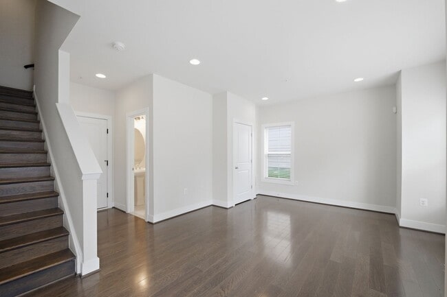 Building Photo - 2413 Glenallan Ave