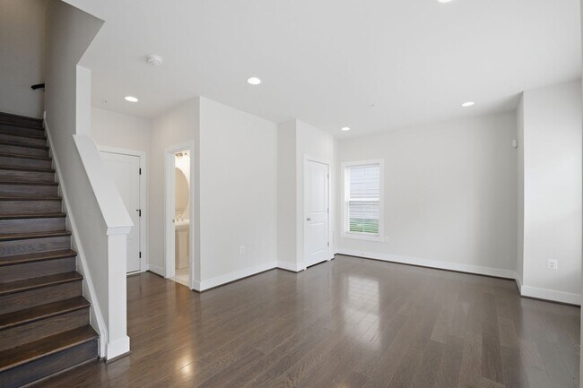 Foto del edificio - 2413 Glenallan Ave