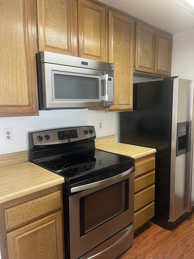 Range, Microwave Oven,Refrigerator - 4589 Via Marisol
