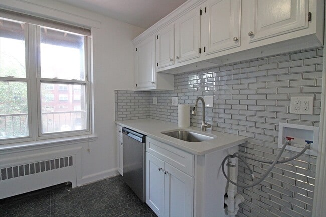 Building Photo - 80 Strathmore Rd
