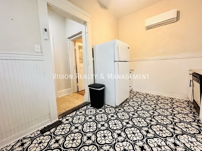 Foto del edificio - 2BD/1BA TRIPLEX Unit B! Move in Ready