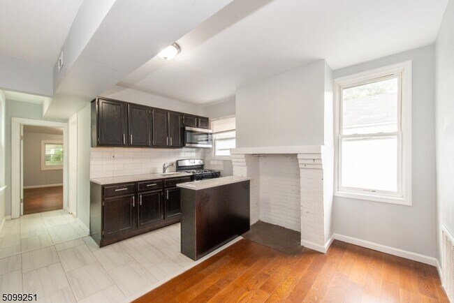 Building Photo - 425 S 16th St