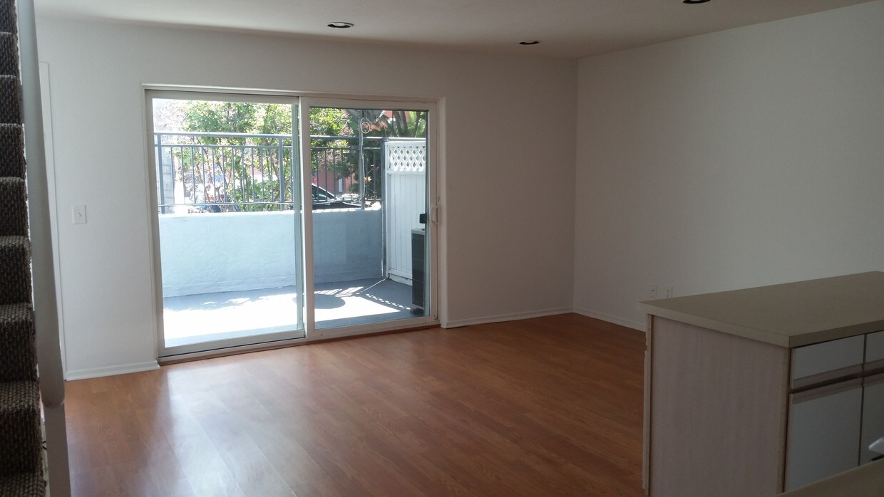 open floor plan living room - 319 W Hawthorn St