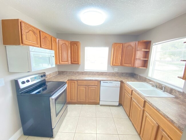 Building Photo - Nice 3 bedroom 2 bathroom House with Scree...