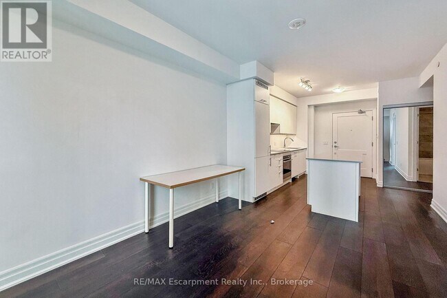 Photo du bâtiment - 30 Elm Dr W
