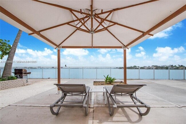 Foto del edificio - 1865 79th Street Causeway