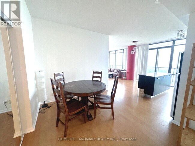 Photo du bâtiment - 832-3832 Bay St.
