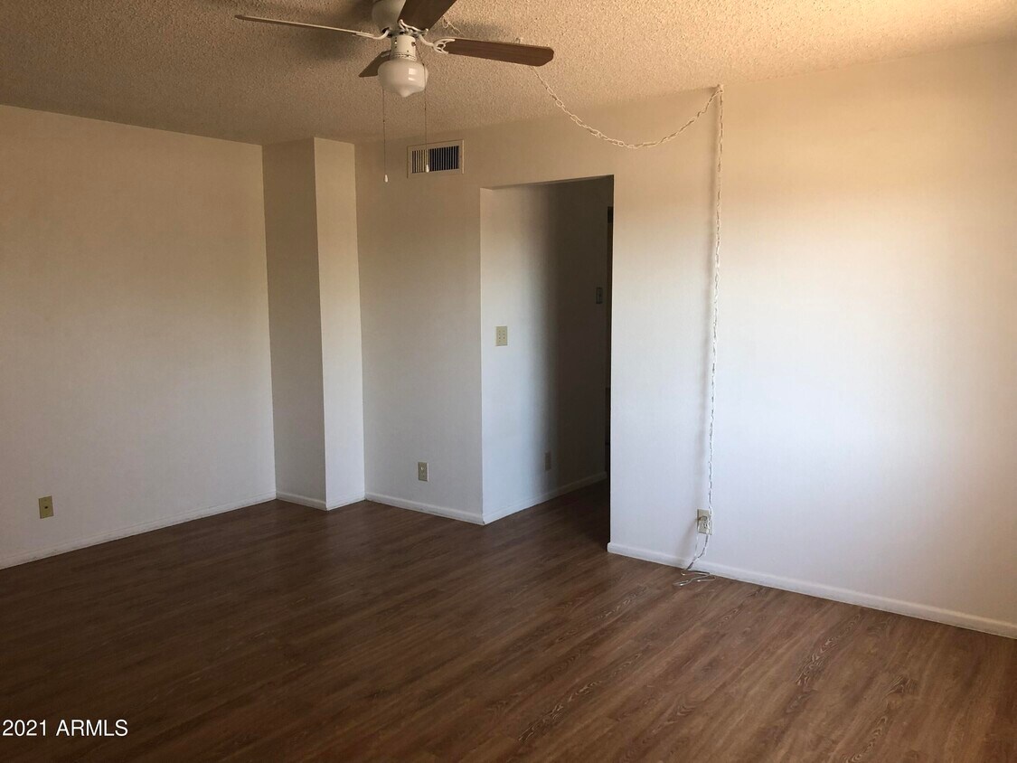 Foto del edificio - 6750 E Dallas St