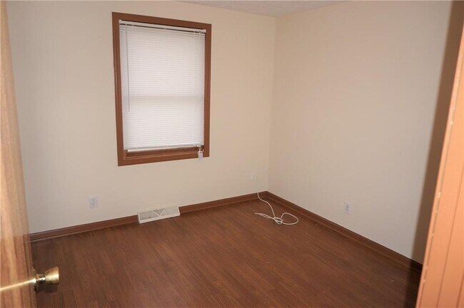 Building Photo - 3925 Ireland Dr