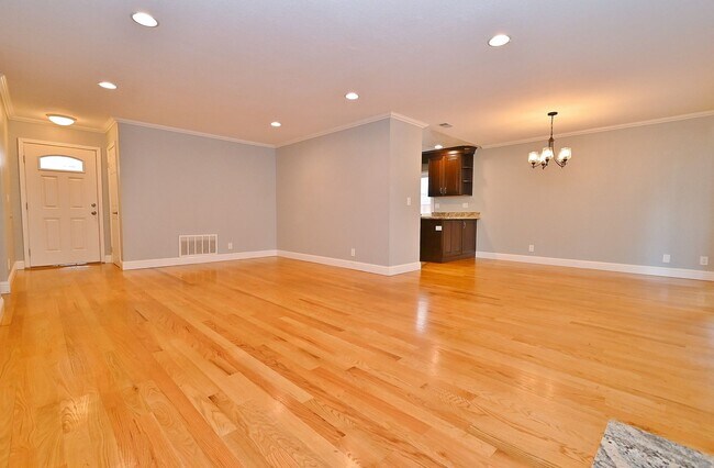 Building Photo - $3650 - GORGEOUS REMODELED HOME IN THE NIL...