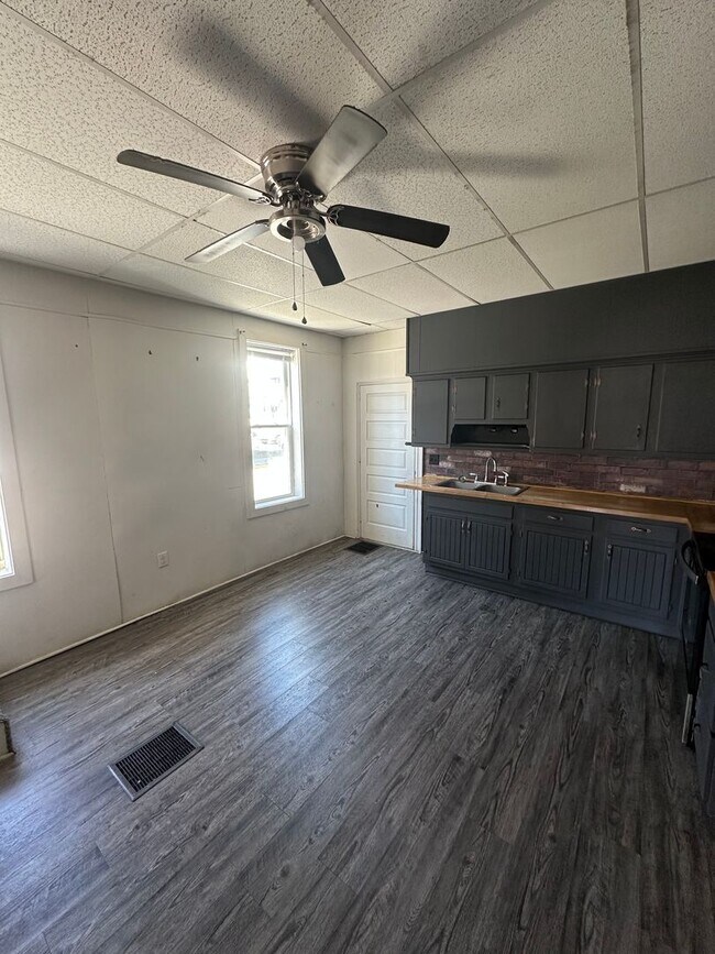 Building Photo - 1047 W Poplar St