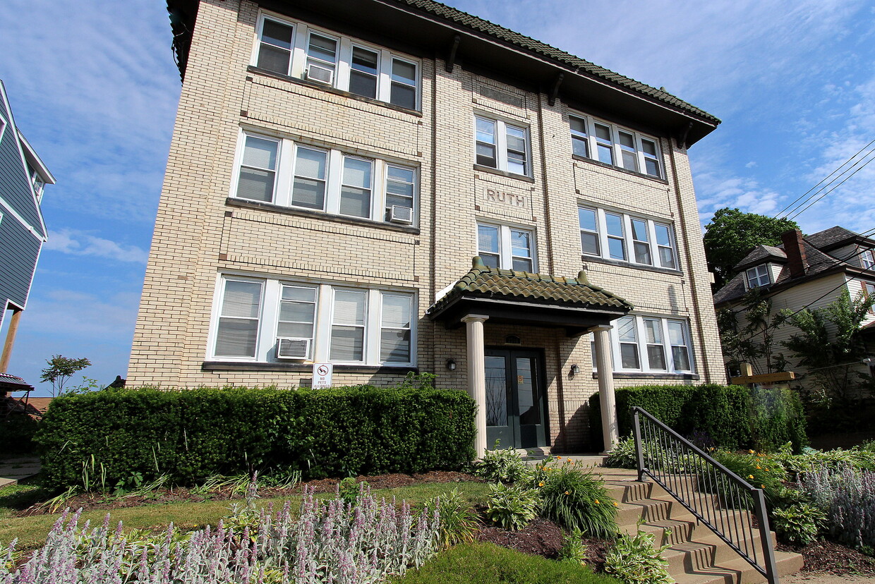 2705 Broadway Ave Unit 27051, Dormont, PA 15216 Room for Rent in