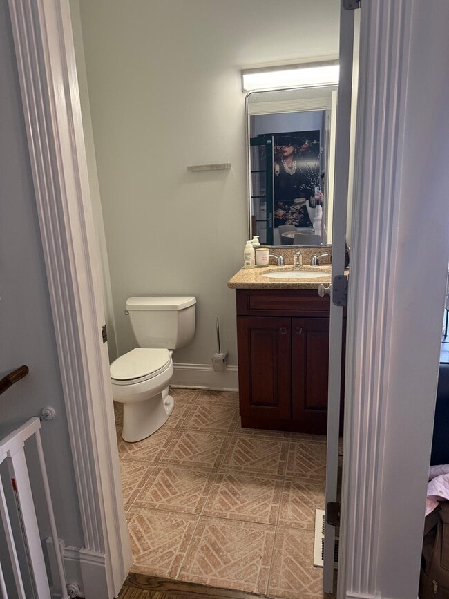 Powder Room - 835 W Bradley Pl
