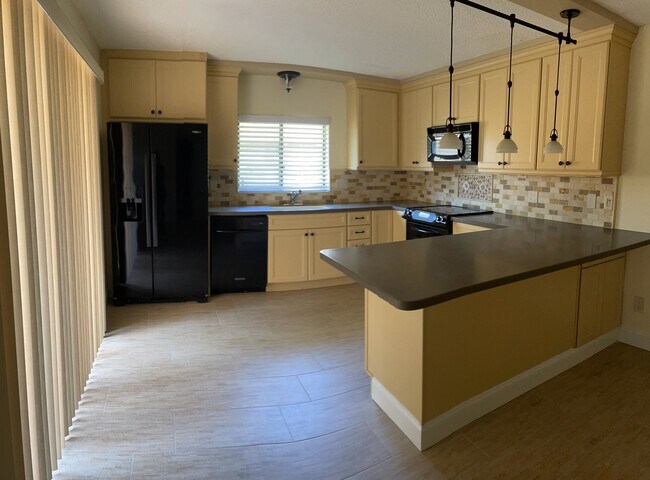 kitchen empty - 1456 Park Shore Cir