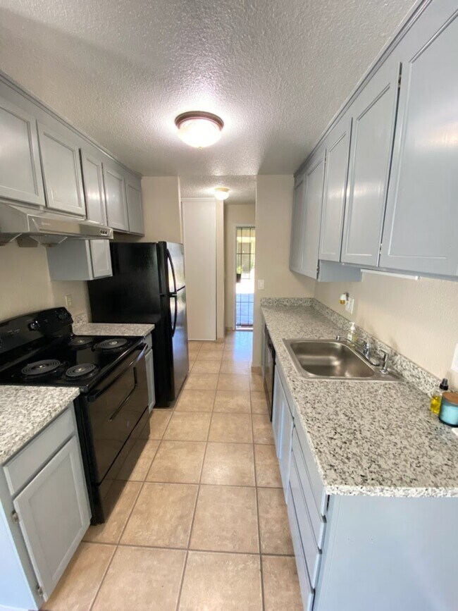 Kitchen - 725 Auburn Pl