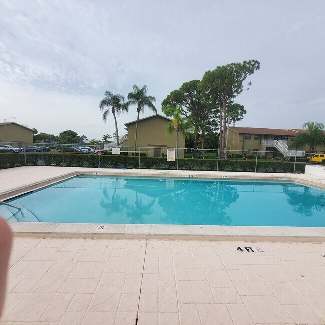 Building Photo - 2 Bedroom 1 Bathroom Condo available now i...