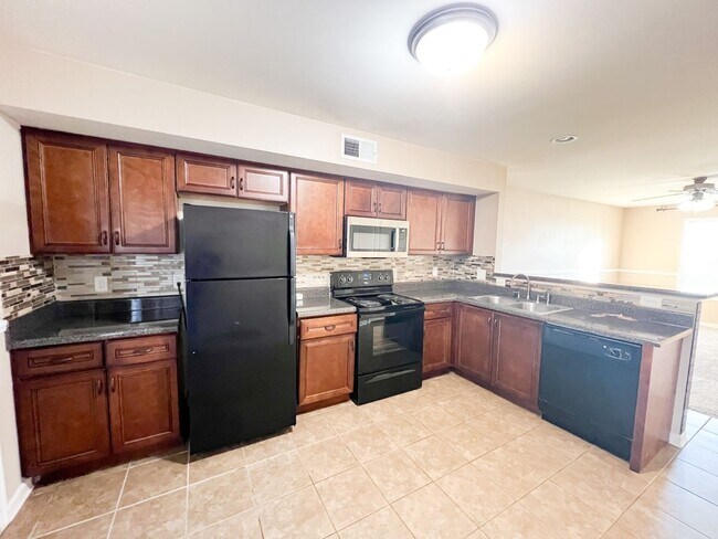 Foto del edificio - 2 Bedroom 1.5 Bath Townhome