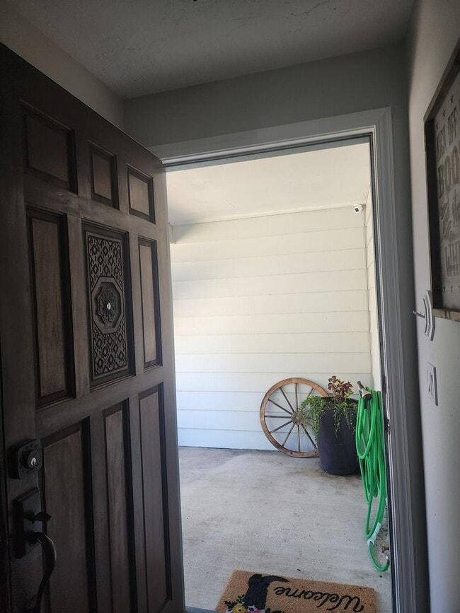 Building Photo - Pet Friendly, Single-Level, Attractively Updated Home in NE Newberg
