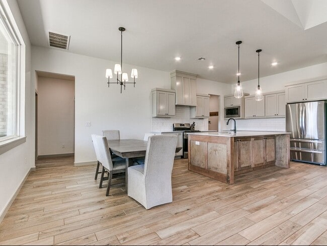 Building Photo - 5 Bedroom Single Family Home in Edmond