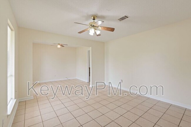 Foto del edificio - 4059 Old Trail Rd W