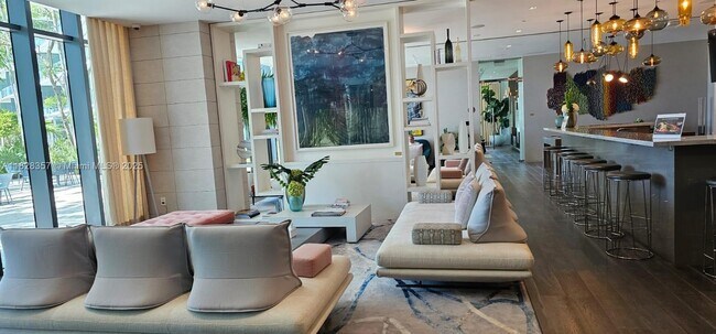 Foto del edificio - 650 NE 32nd St