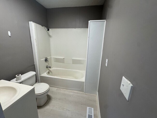 Foto del edificio - Charming 3-Bedroom Property in Prime Location (SECTION 8 VOUCHERS ACCEPTED)