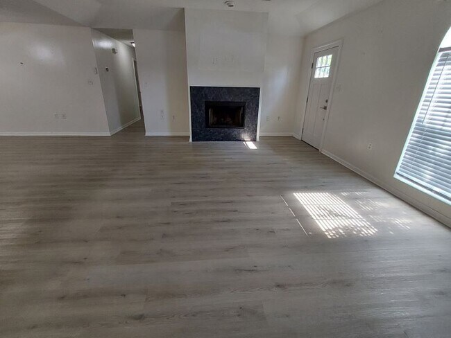 Foto del edificio - 1610 Thornton Ave