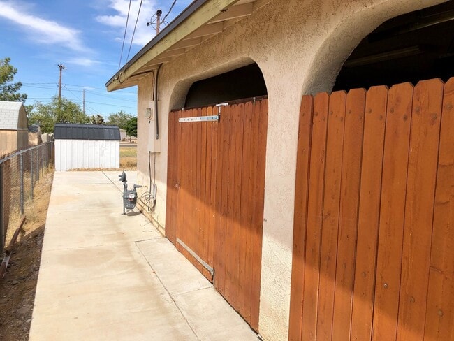 Building Photo - Cute 3 Bedroom 2 Bathroom House in Hualapa...