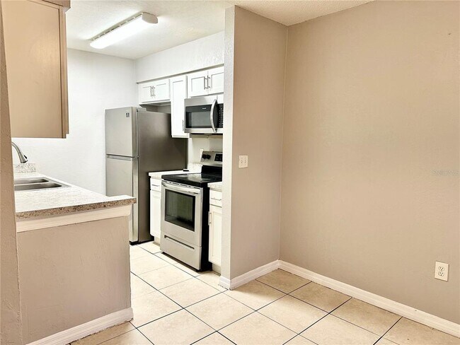 Foto del edificio - 5801 Windhover Dr