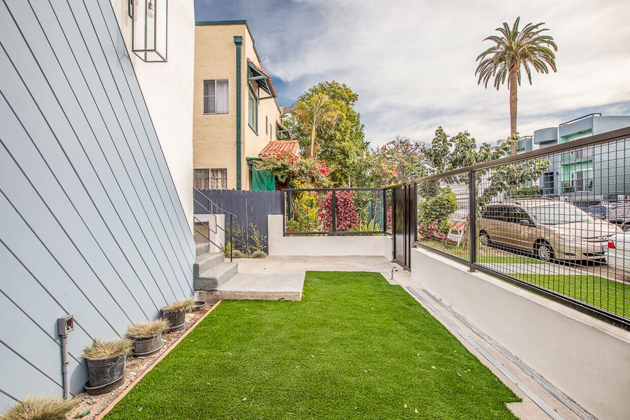 Foto del edificio - 6133 Eleanor Ave