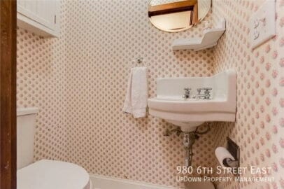 Building Photo - 980 6th St E