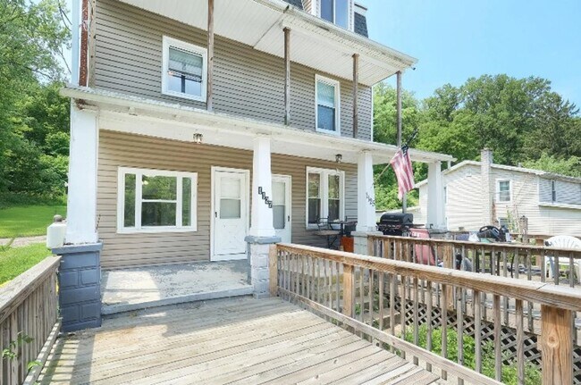 Building Photo - 1127 Cly Rd