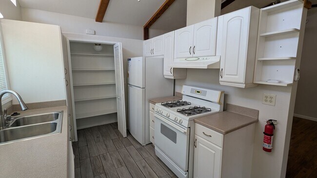 Foto del edificio - Emerald Hills Home with Garage